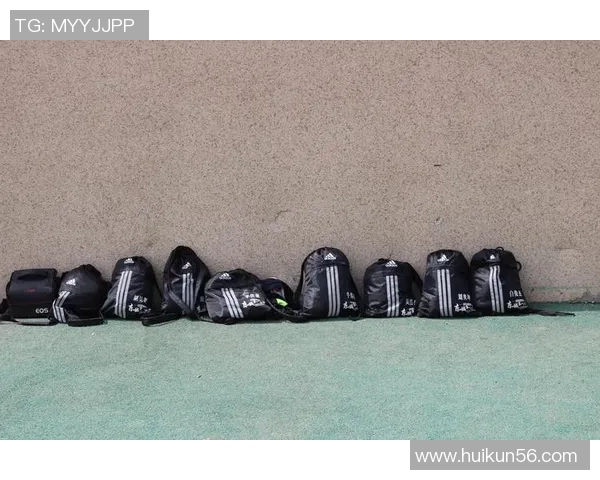 足球明星车内小物件的独特摆放艺术与个性展示