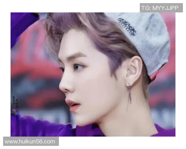 鹿晗踢足球展现明星风采足球场上的魅力与热情交织成传奇